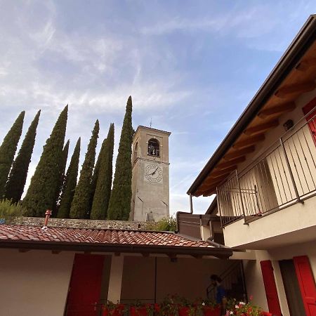 La Volpe Rossa Rooms And Apartments San Felice del Benaco Exterior photo