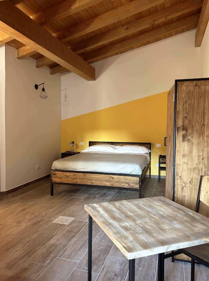 La Volpe Rossa Rooms And Apartments San Felice del Benaco Room photo
