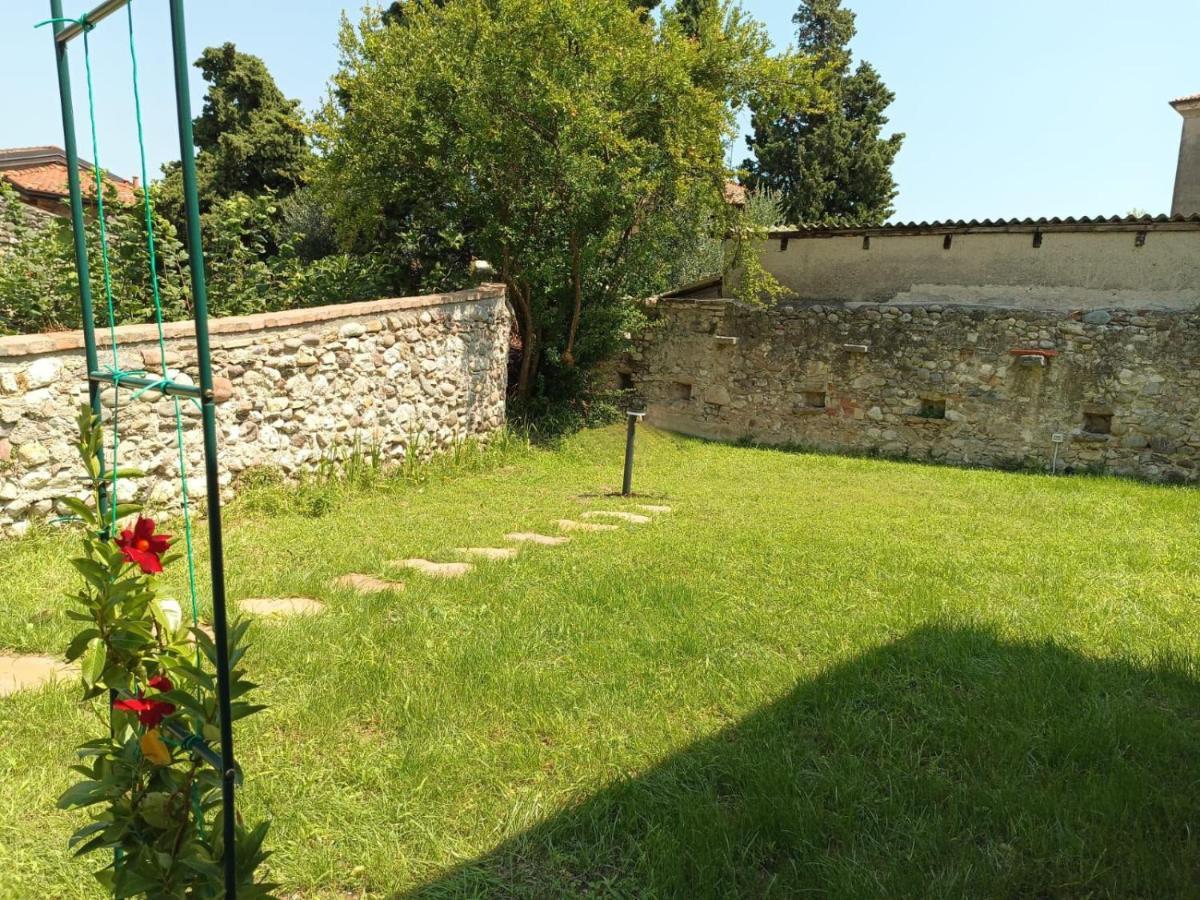 La Volpe Rossa Rooms And Apartments San Felice del Benaco Exterior photo