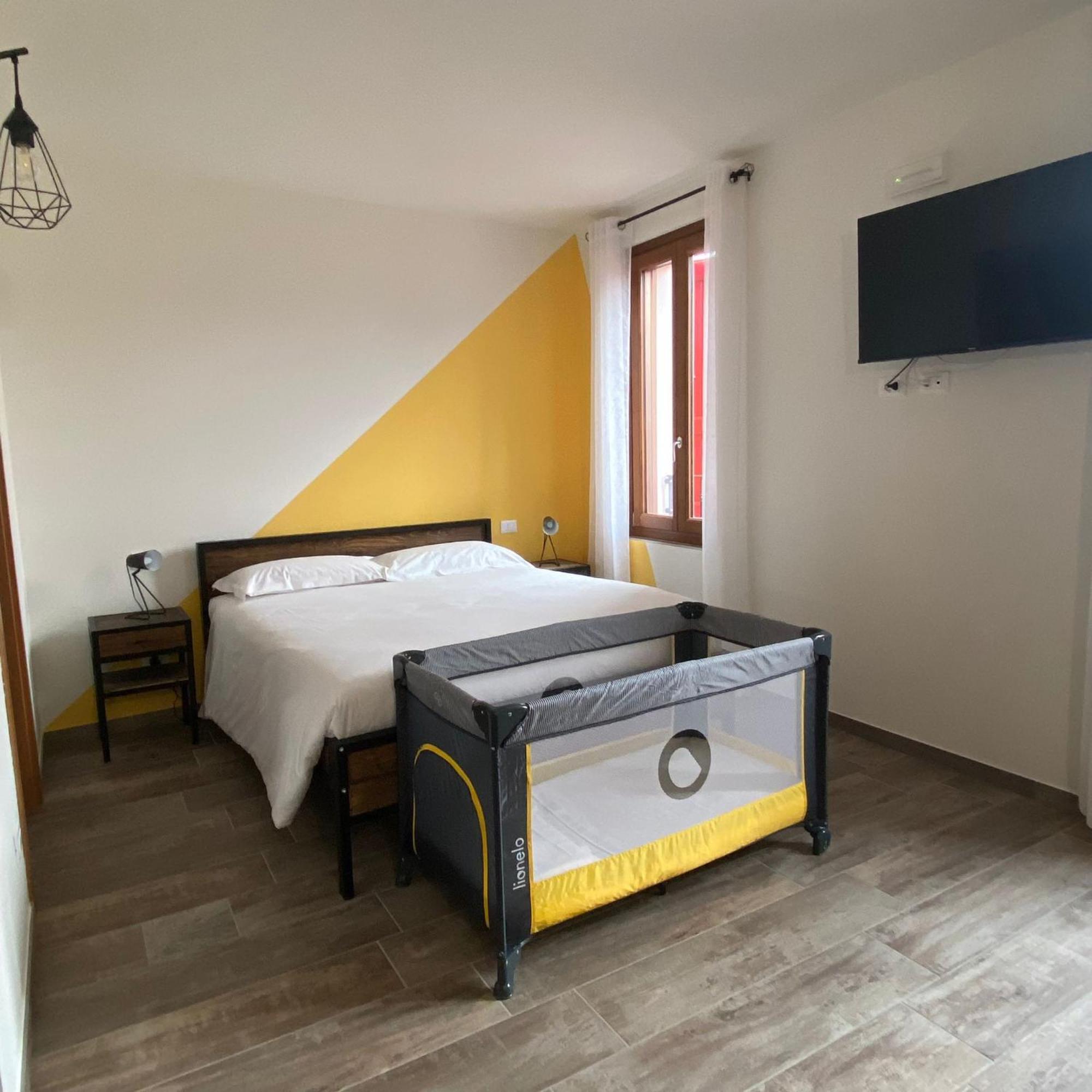 La Volpe Rossa Rooms And Apartments San Felice del Benaco Exterior photo
