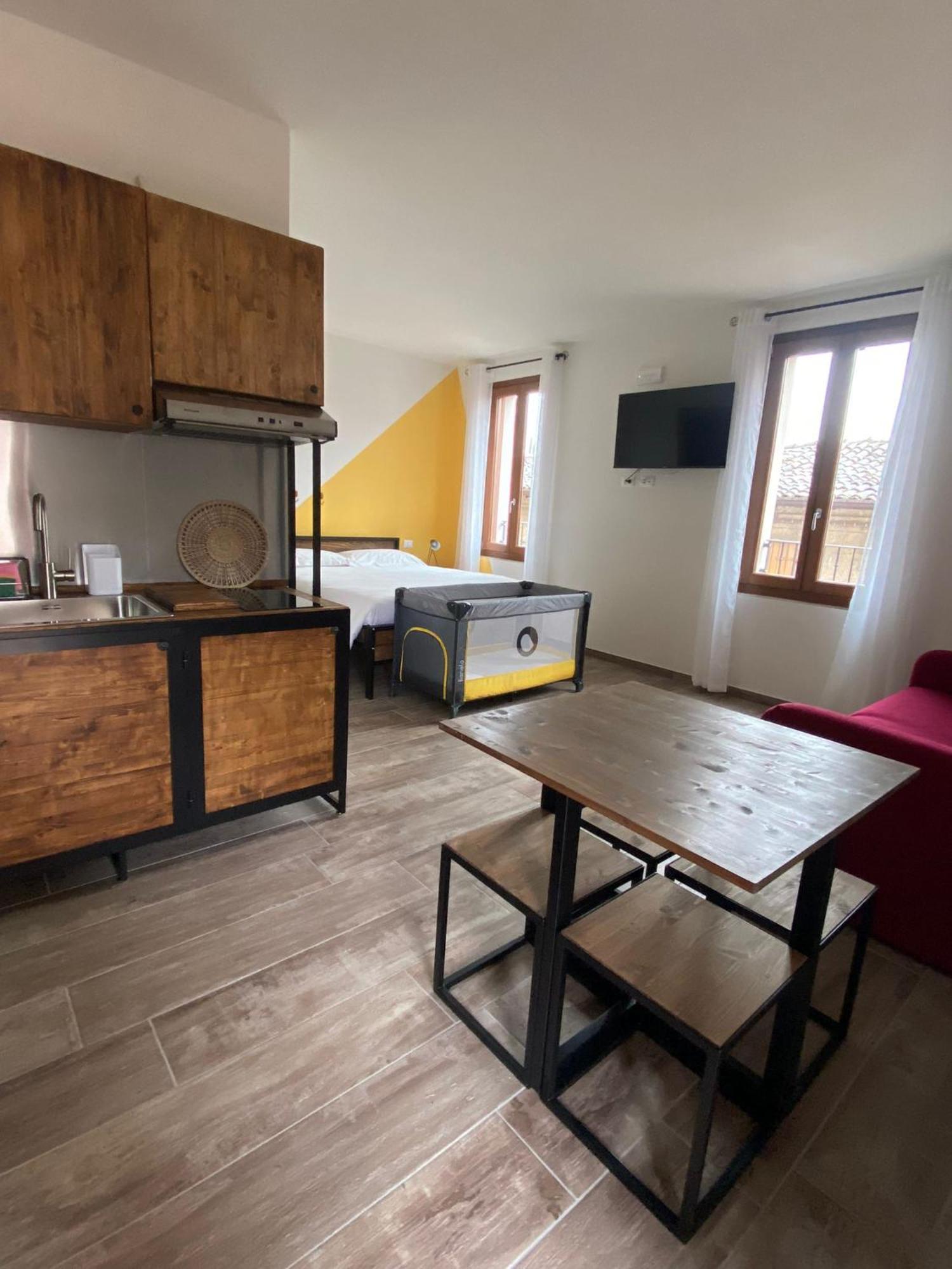 La Volpe Rossa Rooms And Apartments San Felice del Benaco Exterior photo