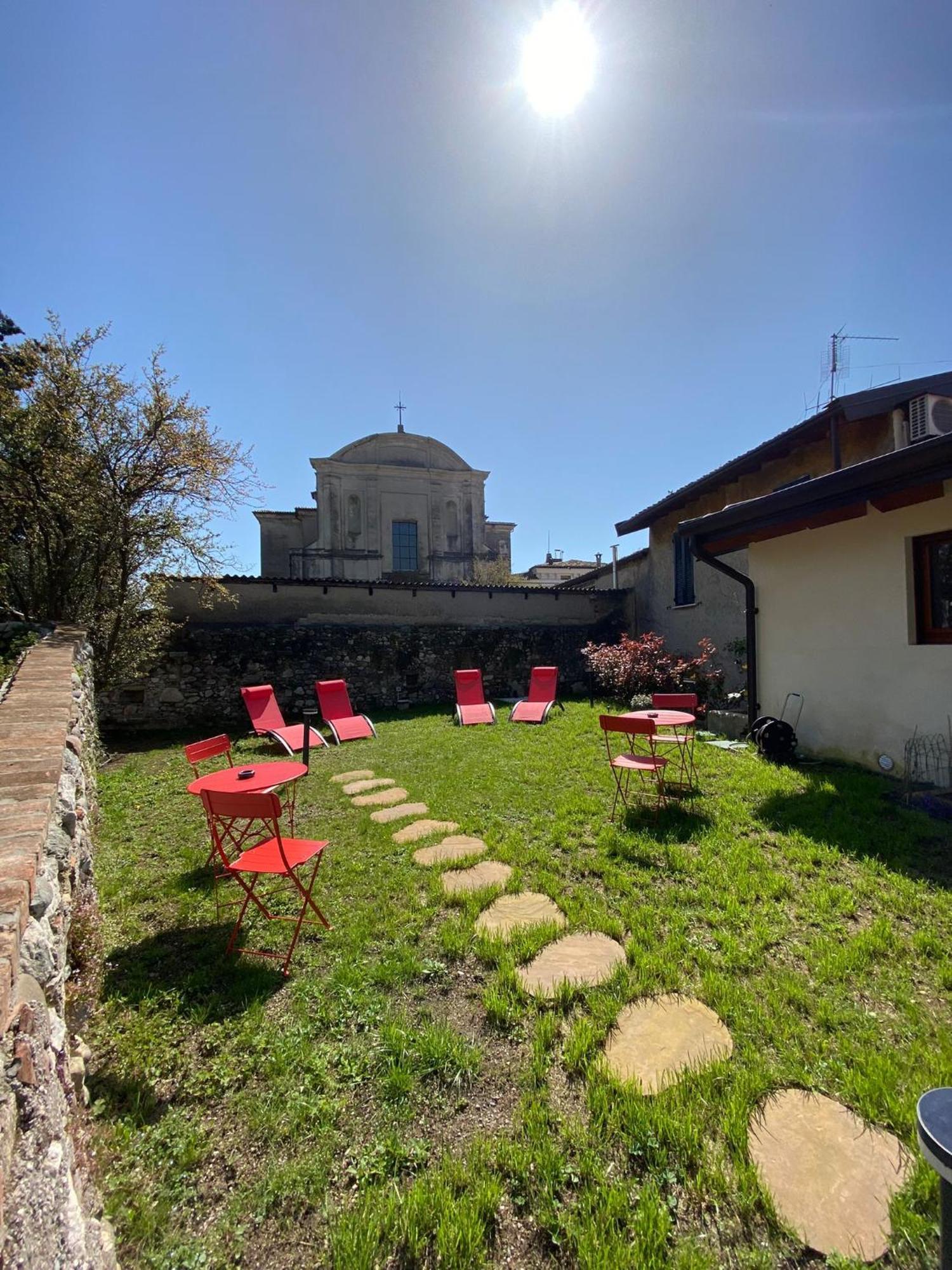 La Volpe Rossa Rooms And Apartments San Felice del Benaco Exterior photo